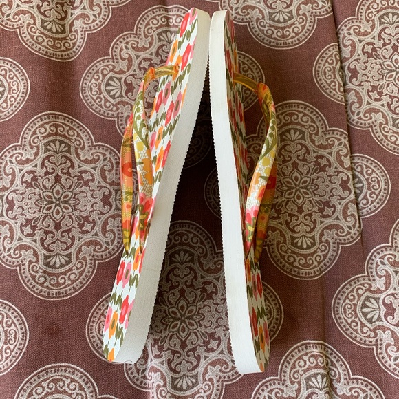 *FREE with $25 purchase* Vera Bradley Flip Flops - Picture 5 of 6